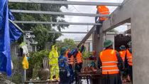 Lốc xoáy làm hàng chục nhà dân tốc mái, hư hỏng