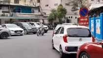 Quyết "giành lại vỉa hè" nhưng lòng đường ô tô vẫn đỗ tràn lan