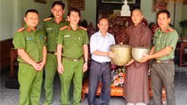 Trao trả hiện vật quý bị trộm của nhà chùa