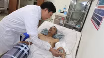 Đứt lìa cánh tay sau khi rơi từ giàn giáo cao hơn 8m