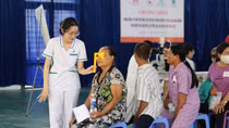 Bệnh viện 199 khám, cấp thuốc miễn phí cho người lao động tiếp xúc môi trường độc hại
