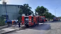 Cảnh sát phá dỡ mái tôn, dập tắt đám cháy kho lạnh trong khu công nghiệp