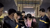 Giải cứu người phụ nữ trèo lên trụ cổng Chánh môn Tòa Thánh Tây Ninh