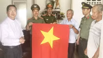 Thiêng liêng Quốc kỳ tung bay tại những nơi tôn nghiêm