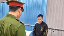 Dùng bình hơi cay tấn công Cảnh sát