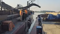 CSGT bắt quả tang 2 tàu hút cát trái phép lúc nửa đêm