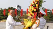 Chủ tịch Ủy ban Bảo vệ Cách mạng Cuba dâng hoa tại Tượng đài Chủ tịch Hồ Chí Minh với nhân dân Quảng Bình