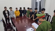 Nhóm thanh thiếu niên dùng súng bắn chỉ thiên uy hiếp đối thủ