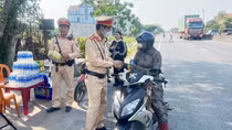 Phơi mình dưới nắng nóng gió Lào, bảo đảm an toàn giao thông