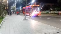 Xe máy lọt vào gầm xe khách sau TNGT, hai người thương vong