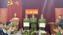 Thăm và tặng giấy khen cán bộ bị thương khi thi hành công vụ