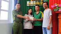 Đánh rơi xấp tiền khi ôm hoa viếng mộ mẹ, cô gái nhận cái kết nghĩa tình