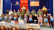 "Các anh chị Công an chăm sóc mẹ chu đáo quá!"
