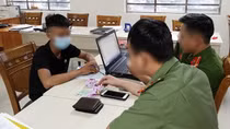 Bắt quả tang 2 thanh niên phát tờ rơi có nội dung khiêu dâm