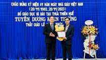 Khen thưởng thầy giáo dũng cảm cứu người trong lũ dữ