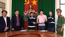 Hai chị lao công trả lại 4.700 USD và máy tính cho khách bỏ quên