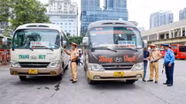 Cảnh sát đo nồng độ cồn tài xế trước giờ xuất bến, nhắc nhở lái xe an toàn