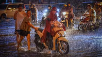 Miền Bắc ngày nắng hanh khô, chiều tối chuyển mưa