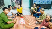 Công an xã đưa người dân hòa vào dòng chảy chuyển đổi số