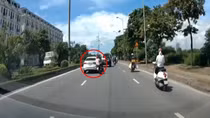 Tài xế ô tô tạt đầu, hất ngã người đi xe máy ở Hà Nội