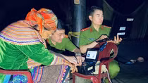 Công an huyện Bảo Yên ngày đêm bám bản cấp CCCD cho người dân