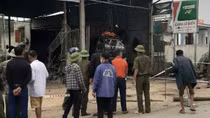 Sáu người thương vong sau vụ nổ lớn tại gara ô tô