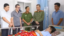 Báo CAND và Công ty Duy Lợi trao 50 triệu đồng hỗ trợ Đại úy Trần Hoàng Ngôi