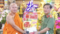 Công an tỉnh Bạc Liêu chúc mừng lễ Sen Đolta của đồng bào Khmer
