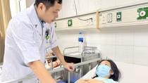 Nữ sinh bị thủng ruột vì nuốt tăm