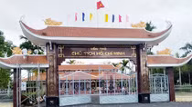 Viếng đền thờ Bác Hồ ở Châu Thới
