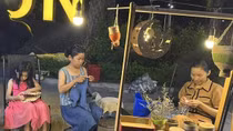 Cô gái thổi hồn vào phế liệu, làm quà Trung thu cho trẻ em nghèo