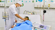 Cứu sống bé trai 8 tuổi bị ong vò vẽ đốt hơn 60 vết