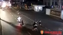 "Cân" ba trên xe máy mang hung khí đi giải quyết mâu thuẫn