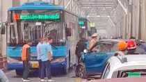 Xe buýt và ô tô con va chạm, cầu Chương Dương kẹt cứng