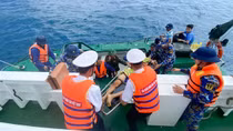 Đưa ngư dân lâm bệnh từ đảo Phan Vinh đến đảo Trường Sa để điều trị