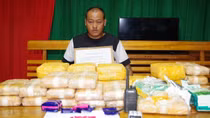 Bắt giữ đối tượng vận chuyển 11kg ma tuý tổng hợp và 16 bánh heroin