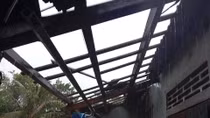 Lốc xoáy khiến gần 70 nhà dân tại Quảng Trị bị tốc mái