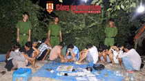 Đêm khuya, 10 con bạc rủ nhau ra chòi canh tôm sát phạt