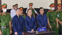 Cầm đá đánh chết người, 3 thanh niên “chia nhau” 45 năm tù