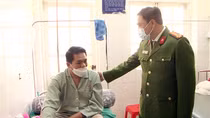 Thăm hỏi Trung tá Công an bị thương khi làm nhiệm vụ