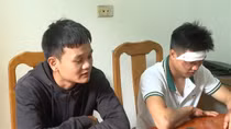 Xe máy kẹp ba, không mũ bảo hiểm, "thông chốt" tổ công tác