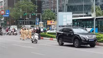 Va chạm với xe biển xanh, người phụ nữ bị trọng thương