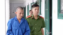 Thuê người giả làm cha mình để lừa chủ cửa hàng xe máy