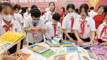 Giao quyền lựa chọn sách giáo khoa cho nhà trường có hạn chế được tiêu cực?