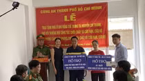 Phút nghẹn ngào của người lính cứu hộ quả cảm