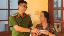 Trao trả 115 triệu đồng cho người phụ nữ suýt bị lừa đảo