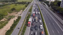 Người dân dính tắc đường ở cửa ngõ dù trở về Hà Nội sớm