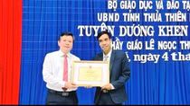 Tặng bằng khen thầy giáo dũng cảm cứu 3 người thoát chết trong lũ