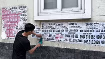 Buộc đối tượng cho vay lãi nặng phải tự tay xóa các tờ rơi đã dán