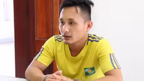 Chở hàng quá tải, lao xe ô tô đâm móp xe Cảnh sát rồi bỏ trốn
